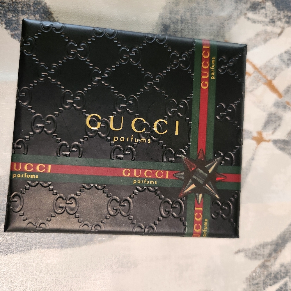 New blck Gucci perfume mirror. Comes with box. Still has protection fillm.